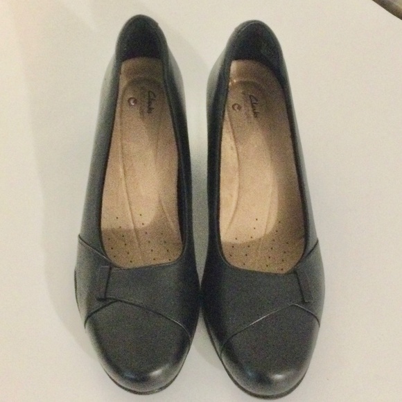Clarks US 11 Black Low Healed Pumps - Picture 1 of 5